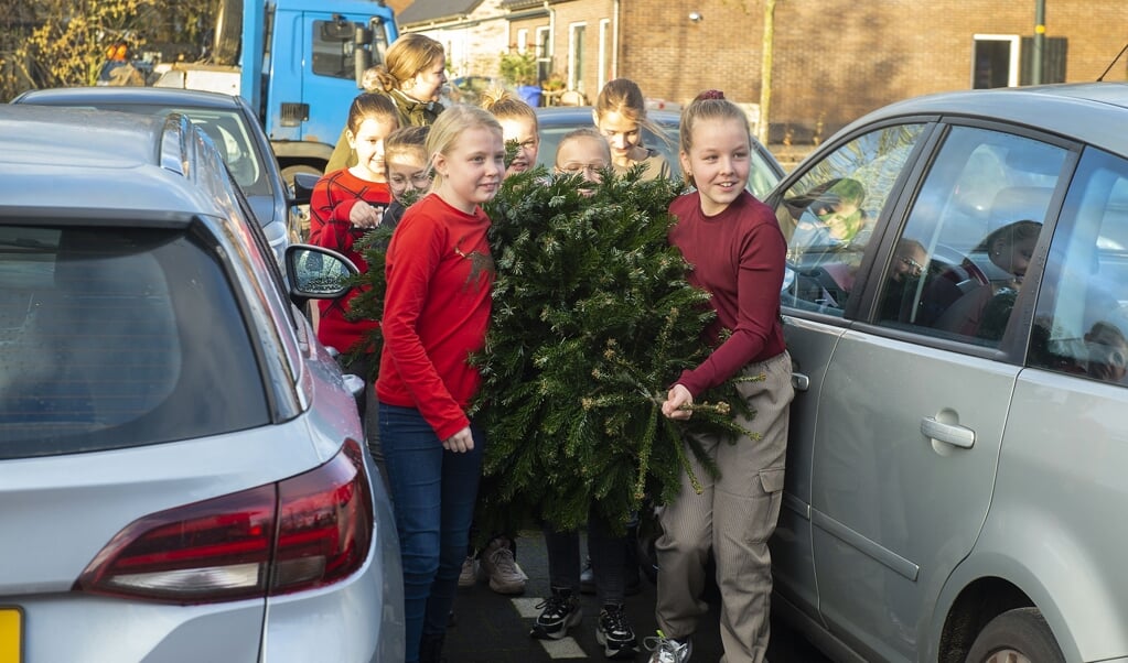 Vorig jaar verrasten leerlingen van De Korenmaat hun juf Suzanne met een kerstboom.