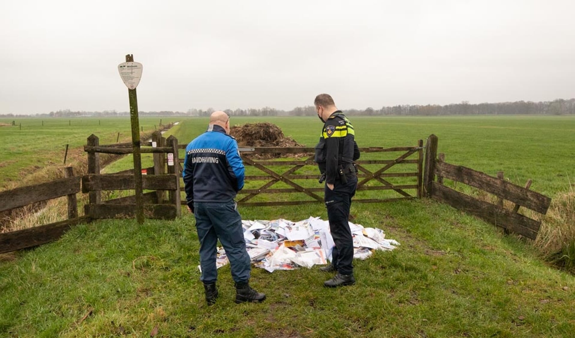 Donderdagochtend zijn er hele stapels post van Sandd uit 2019 in de Soester polder aangetroffen. 