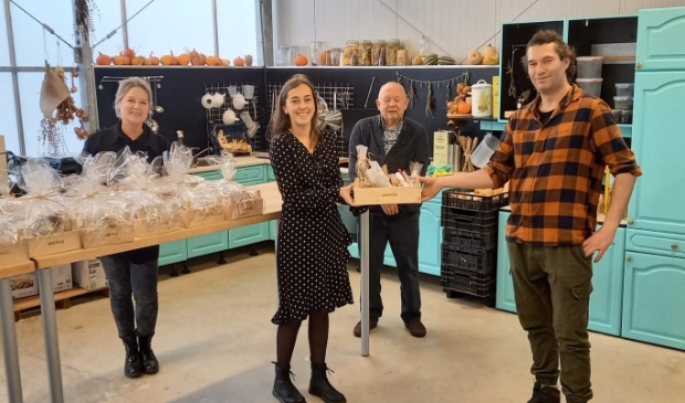 <p>De kerstattentie bestaat uit kistjes gevuld met biologische producten</p>