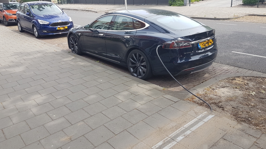 <p>Een kabelgoottegel voorkomt dat voetgangers over de kabel voor het opladen struikelen.</p>
