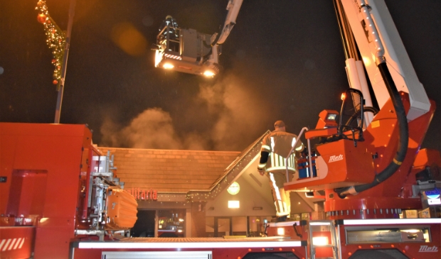 <p>De brandweer zette groot materieel in. De brand was snel onder controle, het nablussen en ventileren namen veel tijd in beslag.</p>