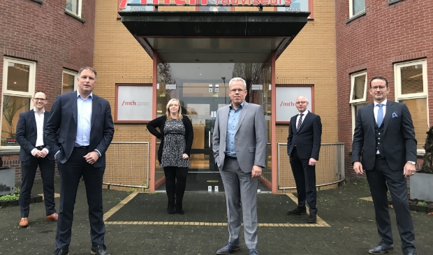 <p>Het team van MTH Putten met vooraan (vlnr) Henri Pannekoek, Gert van den Berg en de vertrekkende Rutger Koelewijn.</p>