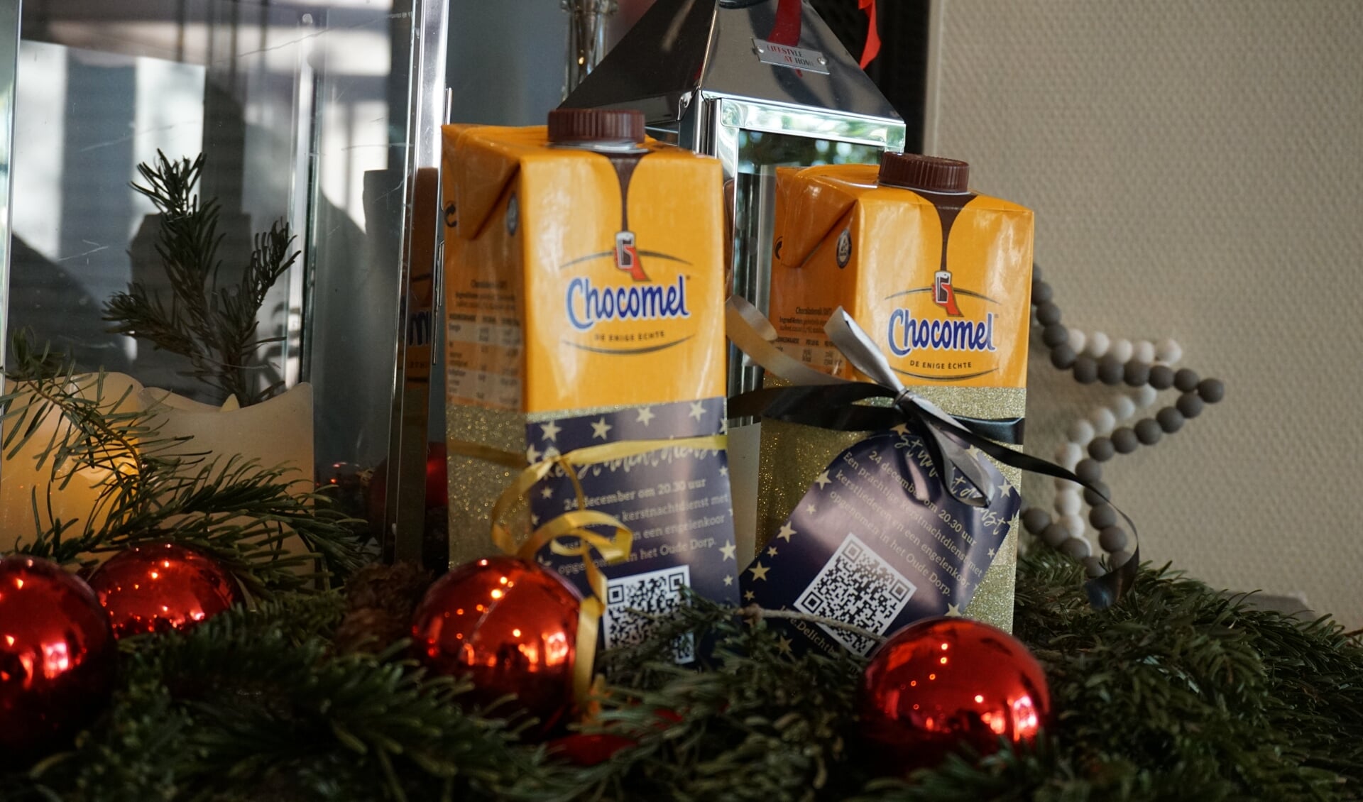 Komende week worden er 1400 pakken chocomel verspreid door heel Houten om mensen uit te nodigen voor de online kerstnachtdienst 'Schitterend Licht'