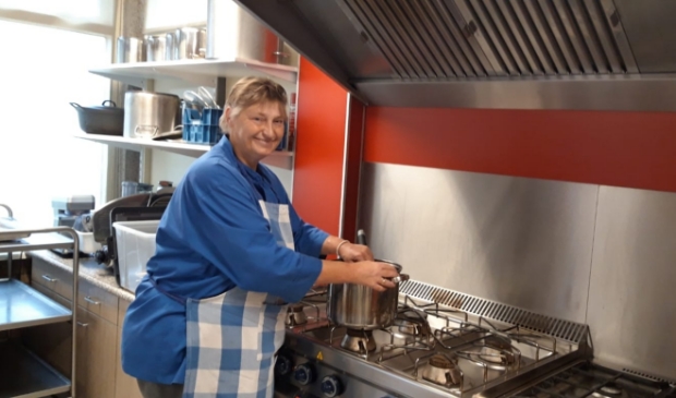 <p>Astrid heeft het naar haar zin in de keuken van De Meerpaal. ,,Ik wil graag iets betekenen voor andere mensen."</p>