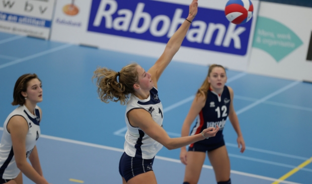 <p>Zowel Dames 2-speelsters (vlnr) Dagmar Mourits, Mirte van der Sluijs en Mika Pierik gaan meetrainen met Dames 1 Sliedrecht Sport.</p>