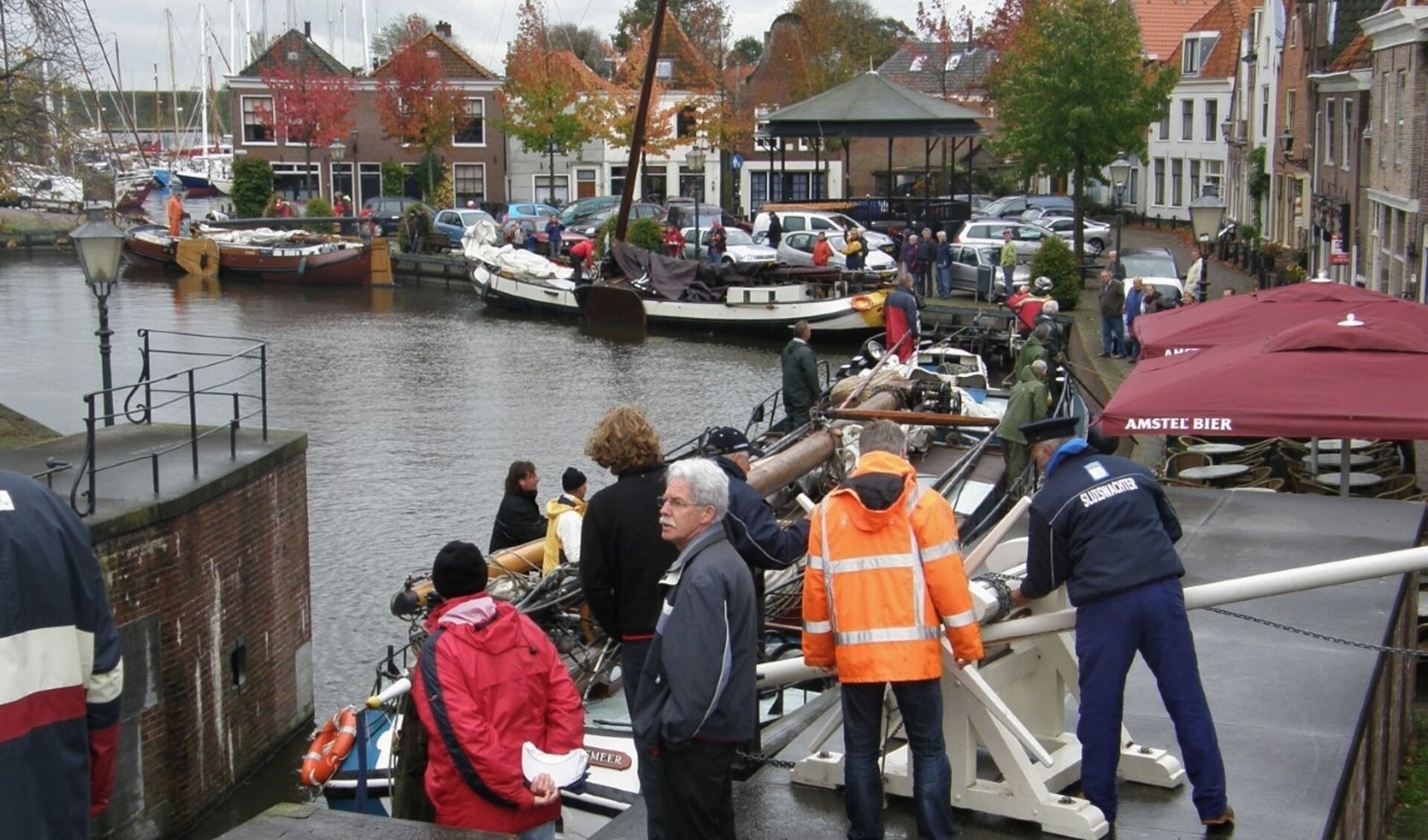 Aandachtig kijkt Willem van Warmerdam (midden) naar het schutten van de schepen van de strontrace. 
