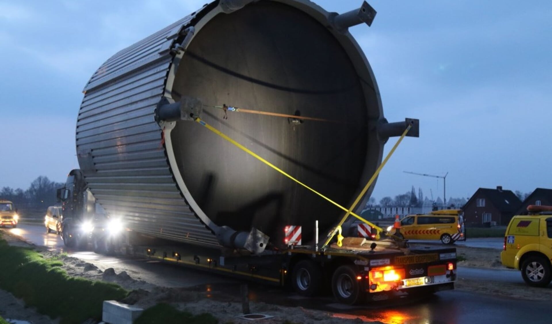 De grote silo's werden begin 2018 naar Barneveld vervoerd.