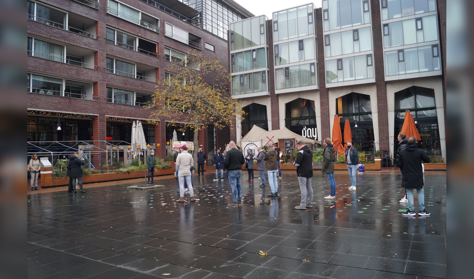 Horecaondernemers vroegen met demonstratie op Stadsplein om hulp van gemeente.
