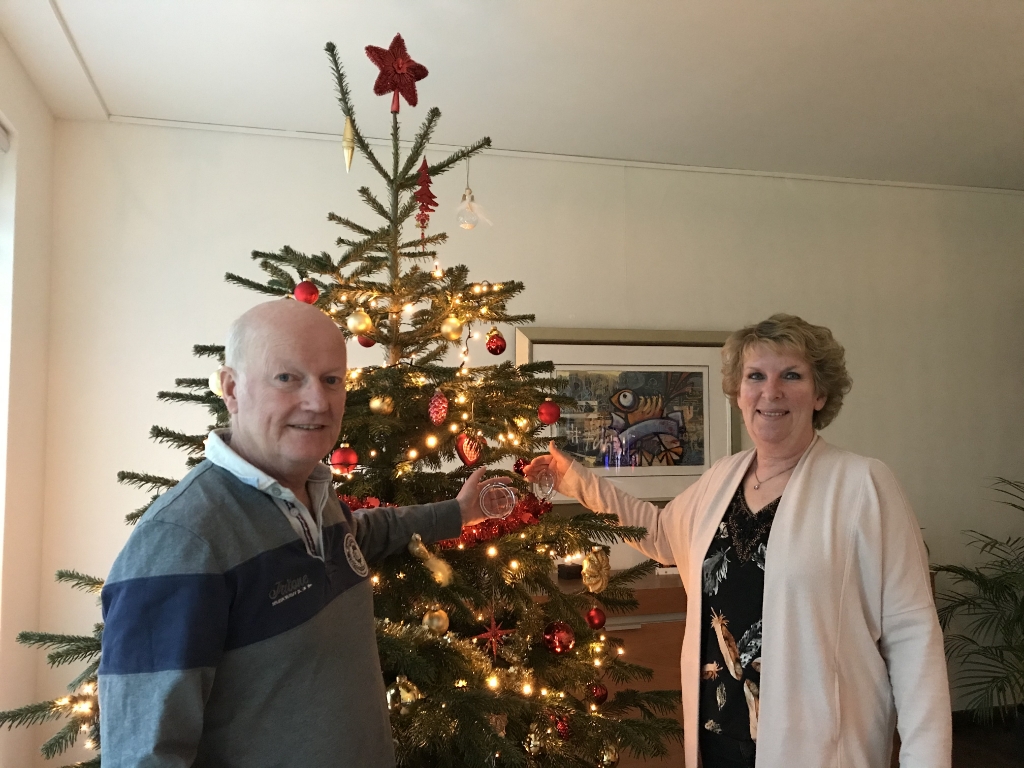 <p>Burgemeester Ruud van Bennekom en echtgenote Bep bij de kerstboom in hun woonkamer</p>