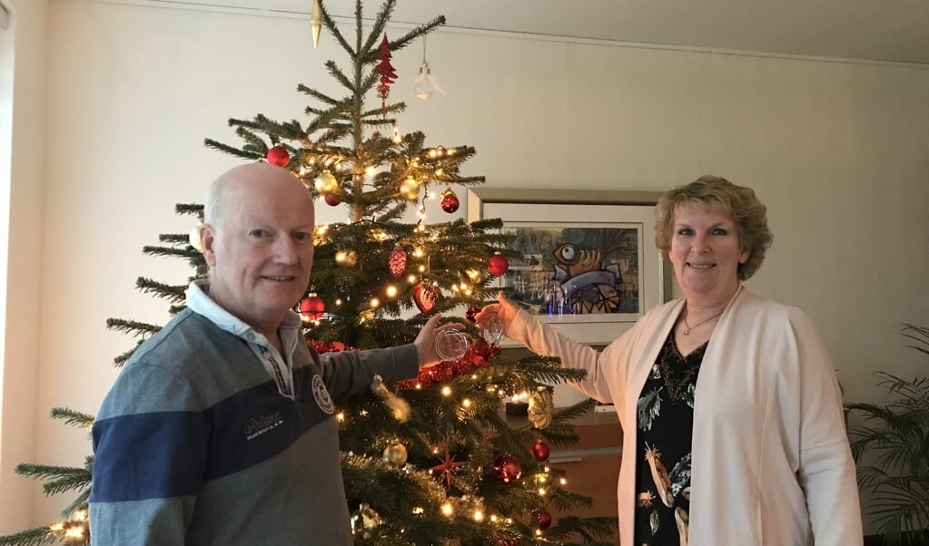 Burgemeester Ruud van Bennekom en echtgenote Bep bij de kerstboom in hun woonkamer