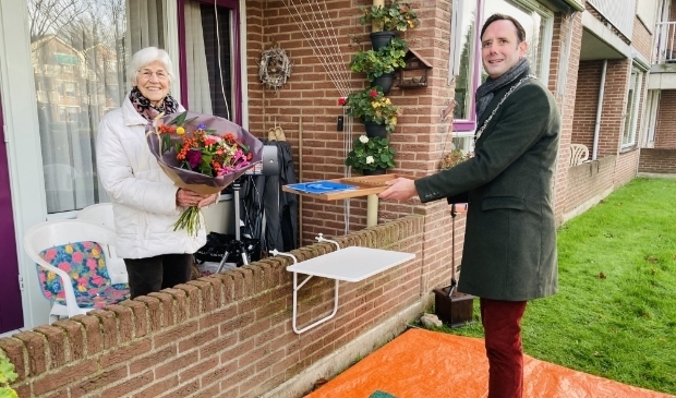 <p>Mevrouw Riek Wuestman-Enderink kreeg de prijs met bloemen geheel op afstand aan de deur overhandigd.</p>