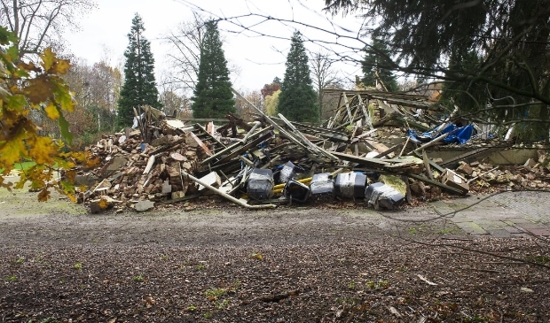 <p>De resten van de ingestorte oranjerie op het terrein van huize Den Treek.</p>