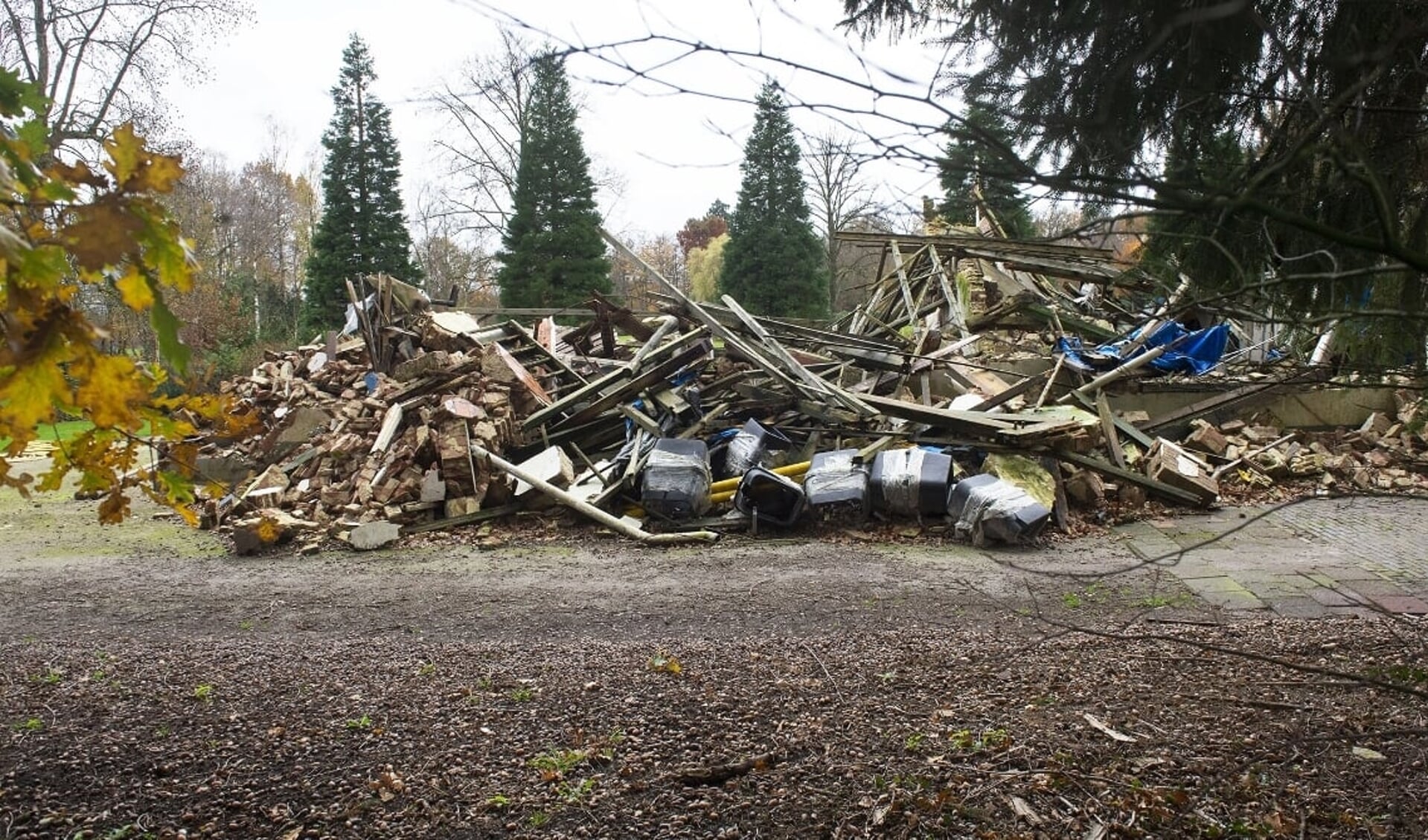 De resten van de ingestorte oranjerie op het terrein van huize Den Treek.