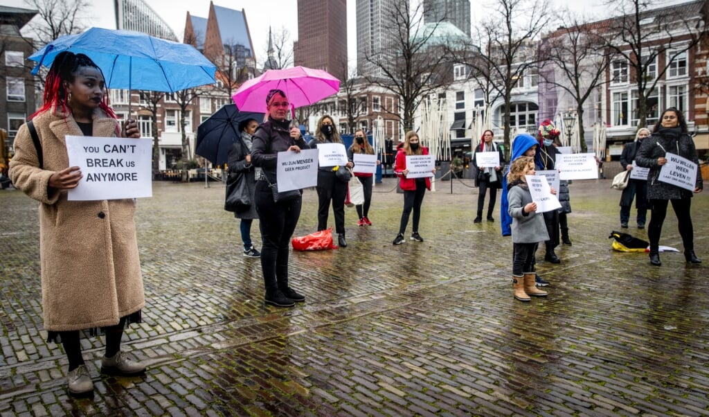 Gedupeerde ouders demonstreerden in Den Haag op het Plein tijdens het onderzoek van de parlementaire ondervragingscommissie Kinderopvangtoeslagen. 