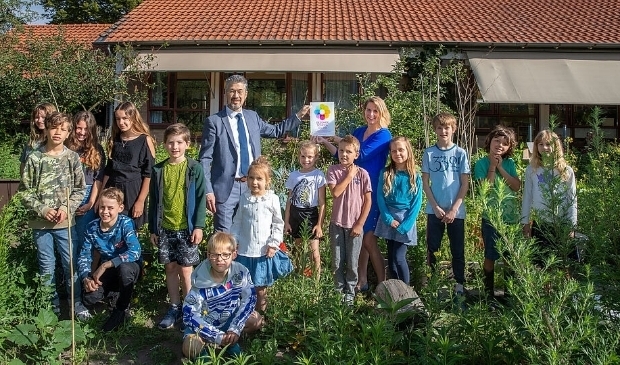 <p>De Vuurvogel kreeg eerder dit jaar het vignet 'gezonde school' uitgereikt door wethouder Leon Meijer.</p>