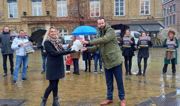 <p>Bianka den Breejen overhandigde in december.al het lege spaarvarken van de Gorcumse horeca aan wethouder Joost van der Geest</p>
