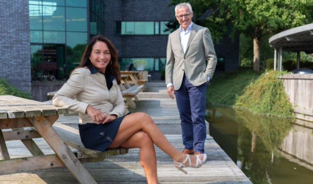<p>OA-directeur Darshan Sloot en de nieuwe voorzitter Rob van den Helder. </p>