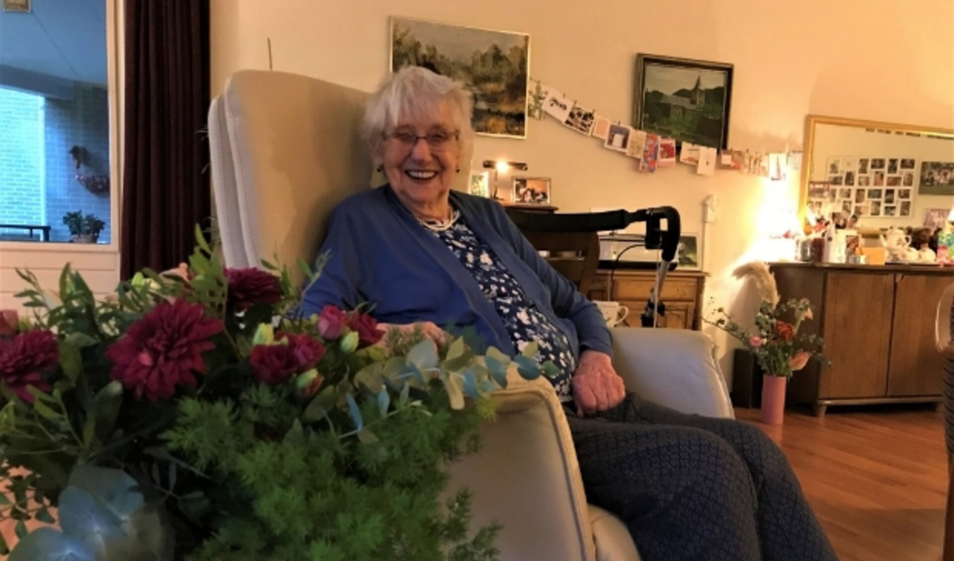 Betty de Wit is bedolven onder kaarten en bloemen voor haar negentigste verjaardag