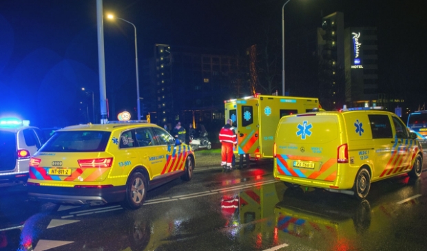 <p>Ambulancepersoneel moest midden in de nacht aan het werk. </p>