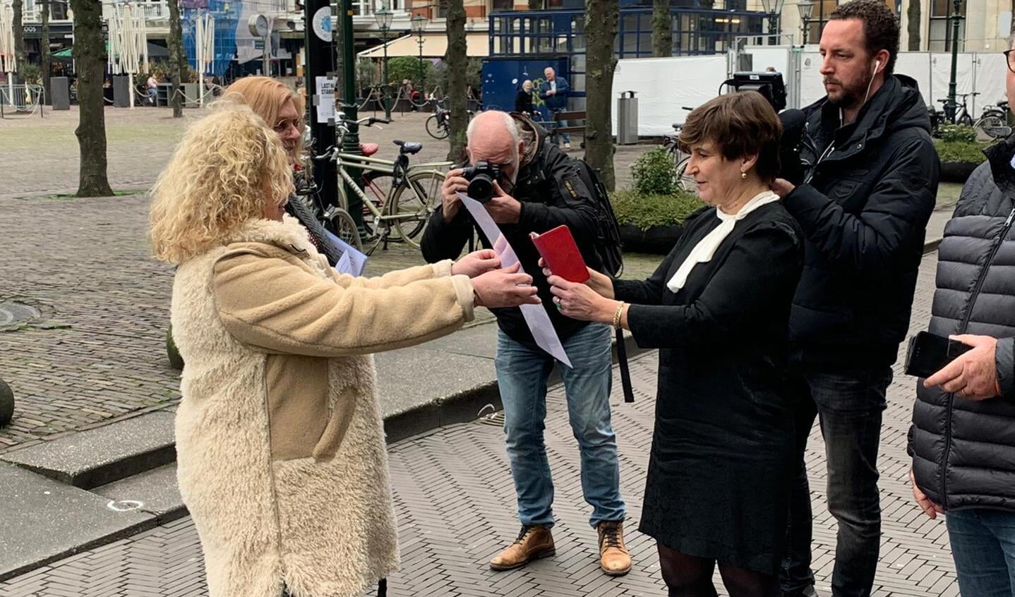 Lilianne Ploumen neemt de petitie in ontvangst van de Gorinchemse initiatiefnemers