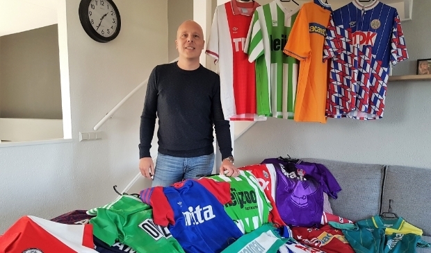 <p>Gerdo van de Peppel te midden van zijn fraaie collectie oude voetbalshirts. Foto: Dick Martens</p>