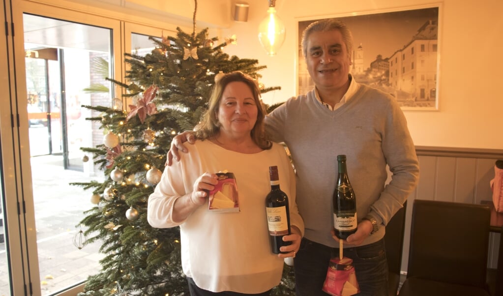 Anna Maria en Pino Damico trakteren deze feestdagen op een traditionele Italiaanse Pandoro en een flesje wijn.
