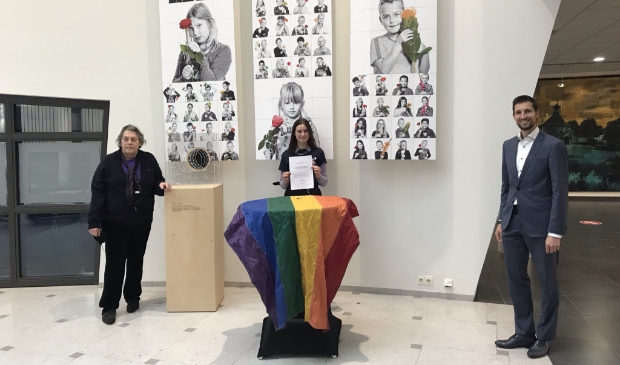 <p>Tino Bursato (links), vertegenwoordiger van de Gorcumse Regenboog Alliantie, Pieternelle Maris (midden), leerling van het Camphusianum en lid van de Gender and Sexuality Alliance (GSA) ondertekenden de intentieverklaring waarmee Gorinchem officieel Regenboogstad is geworden.</p>