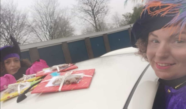 De cadeautjes worden rondgebracht door de vrijwilligerspieten.