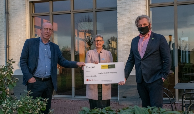 Overhandiging van de cheque in de binnentuin van Bardo