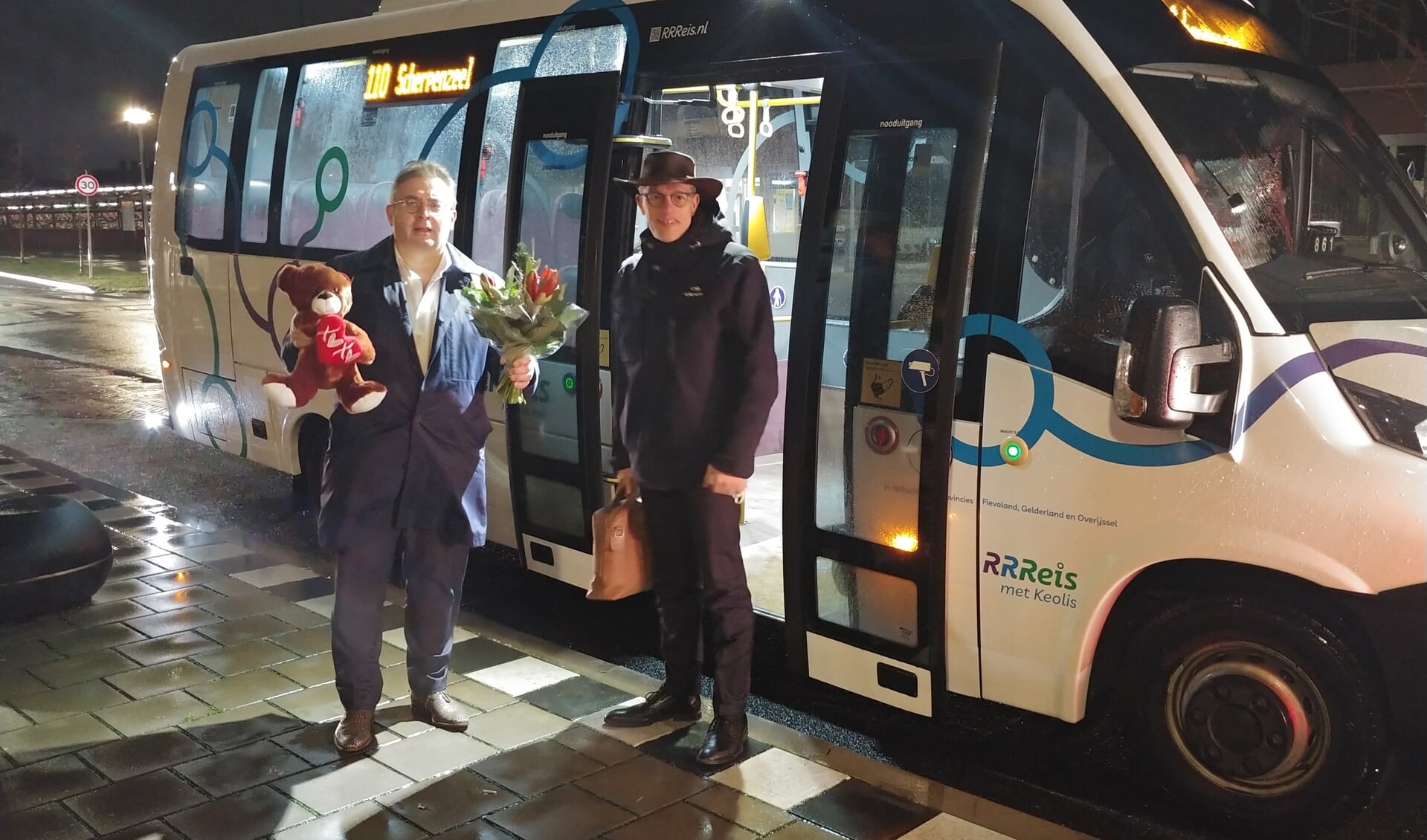 De wethouders Gerard van Deelen (Scherpenzeel) en Hans van Daalen (Barneveld) maakten maandagochtend samen met de nieuwe buslijn 110 een rit vanuit Scherpenzeel naar Barneveld. Daarna namen ze de bus terug naar Scherpenzeel.