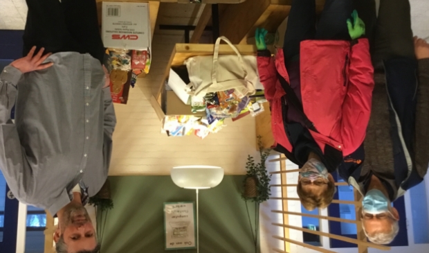 Schoolleider Remco de Koning met vrijwilligers van de Voedselbank