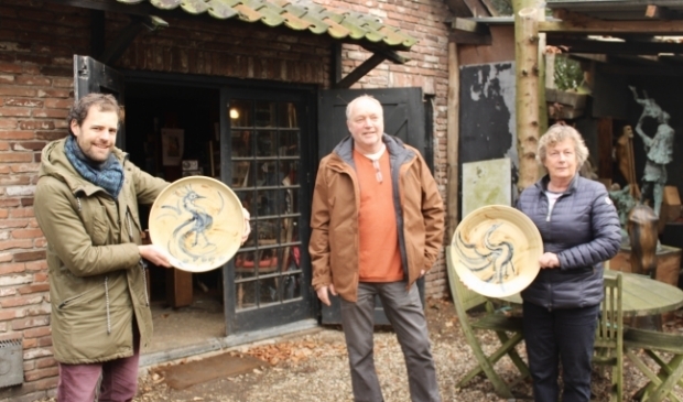 Tibo van de Zand (l) met het geschonken keramische werk, samen met en de schenker Ineke van Straaten (r) en pottenbakker Paul Werner (m) met wie Jits Bakker de schaal vervaardigde.