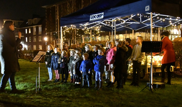 Kinderkoor zingt bij De Drieburg