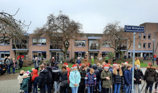Groep 1-2 en groep 8 zingen voor de ouderen bij de Vijverhof