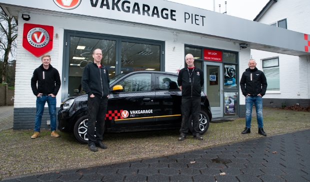 <p>De mensen van Vakgarage Piet in Maarn; Joop, Martin, Harry en Patrick (vlnr).</p>