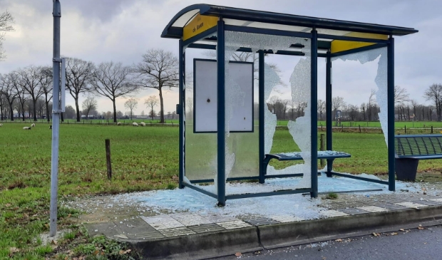 <p>Een van de twee gesloopte bushokjes bij halte 'De Raven'.</p>