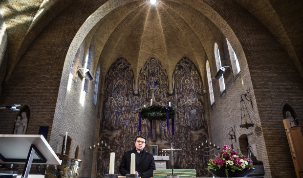 <p>Pastor Mauricio Meneses in de Heilige Familiekerk die aan de eredienst wordt onttrokken.</p>