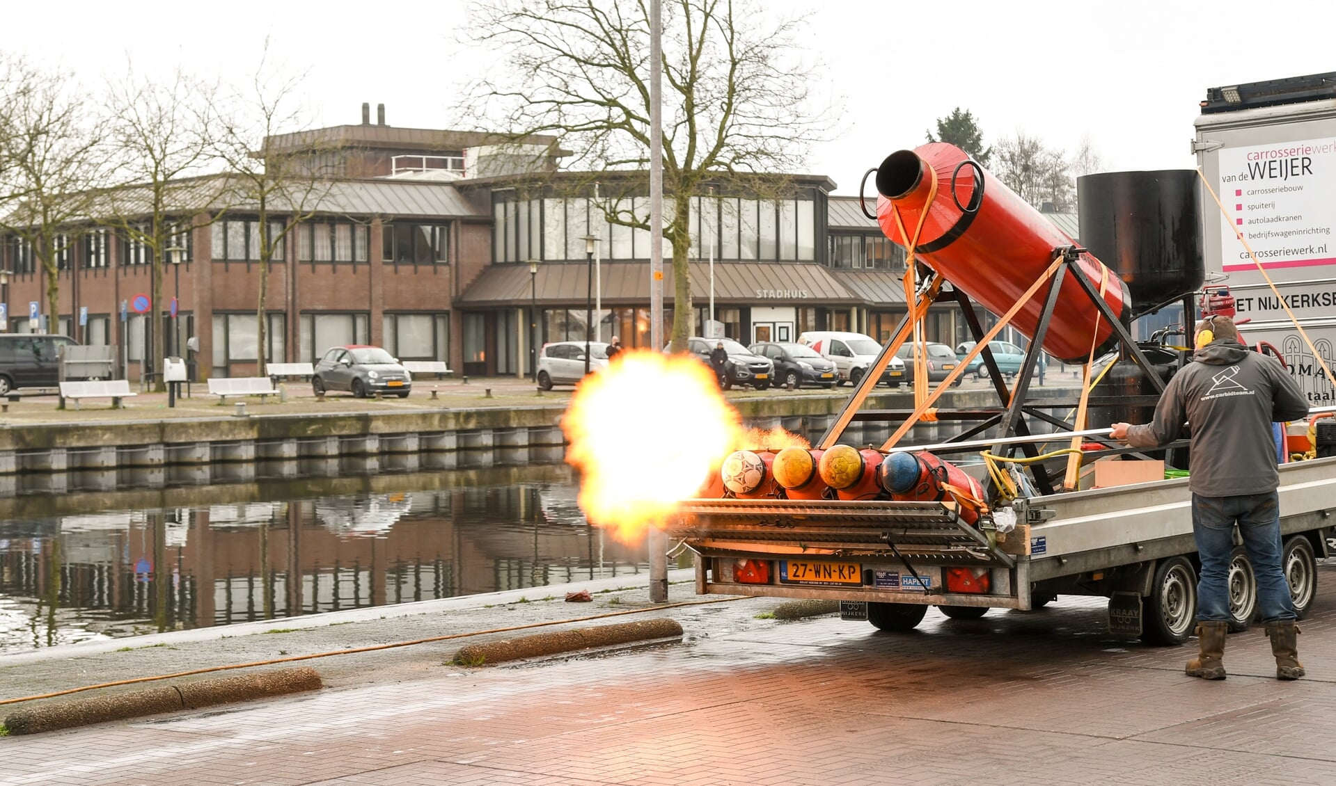 Voor het Nijkerkse stadhuis werd even een stop gemaakt voor de lunch... En...