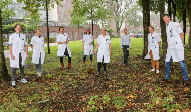 Het team Longkanker van Meander Medisch Centrum (v.l.n.r.): Anne Bressers (longarts), Marja Bonarius (longarts), Judith Herder (longarts), Susanne van der Linden (verpleegkundig specialist), Riky Dorrestein (verpleegkundig specialist), Ynske Berkhof (teammanager), Erica Blaauwgeers (verpleegkundig specialist) en Joop van de Brand (longarts).