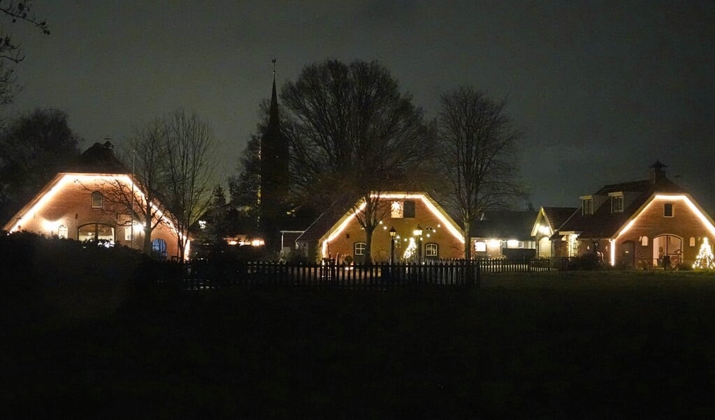 Een foto van een sfeervol verlichte boerderij in 2015.