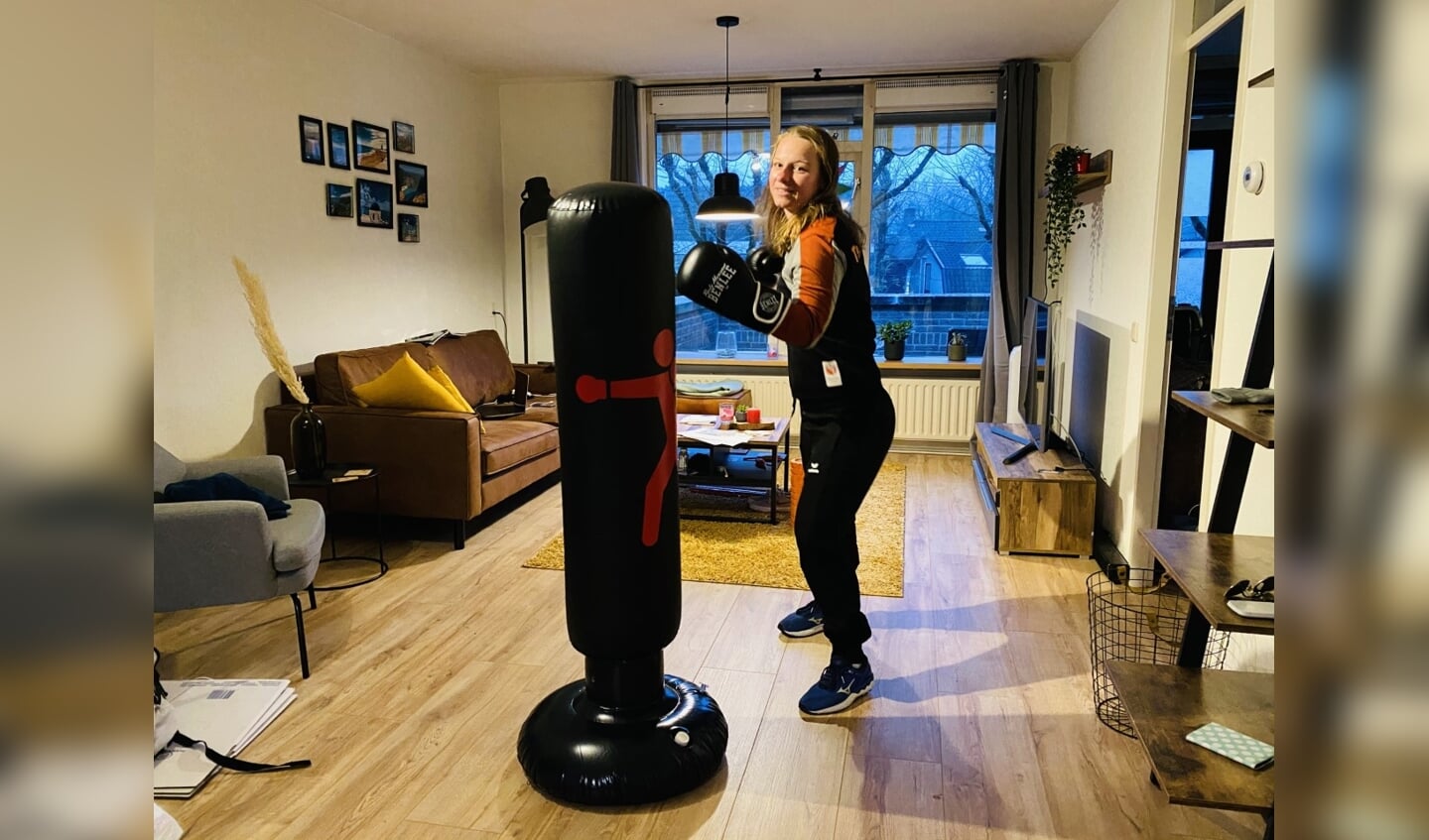 Barbara Brouwer in haar woonkamer, waar sinds kort een heuse boksbal staat. 