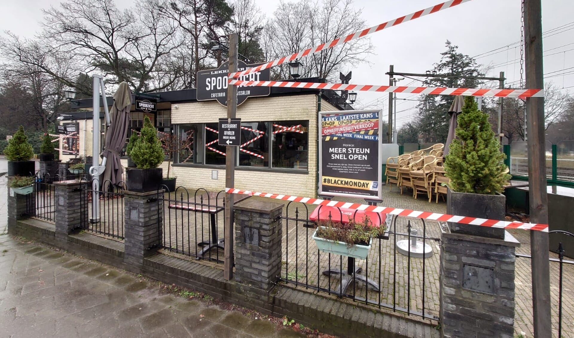 Cafetaria Lekkerrr bij Spoorzicht was afgelopen maandag flink gebarricadeerd, uit protest.