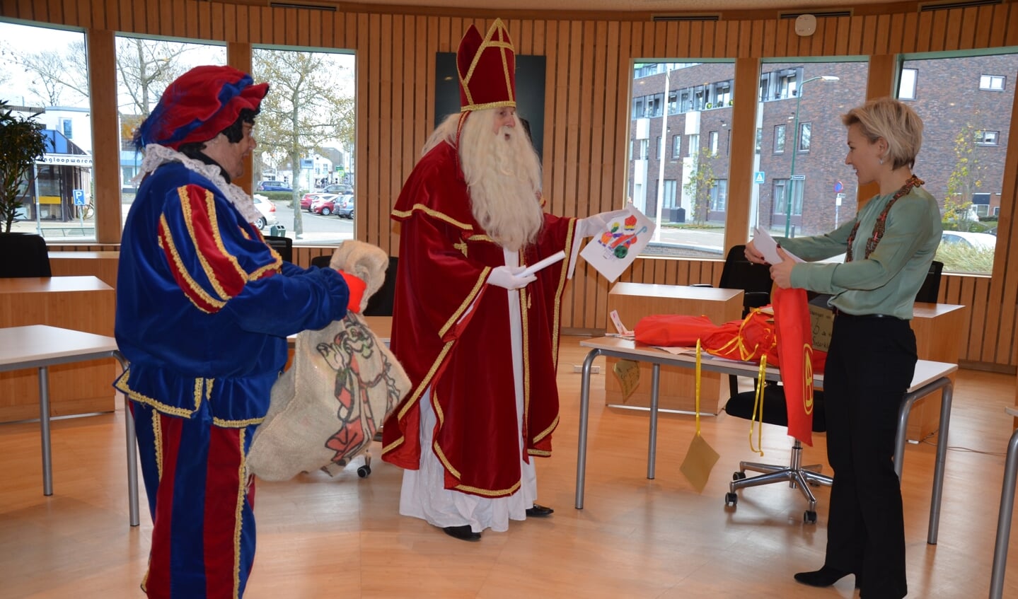 Sinterklaas en de burgemeester bekijken de mooie tekeningen