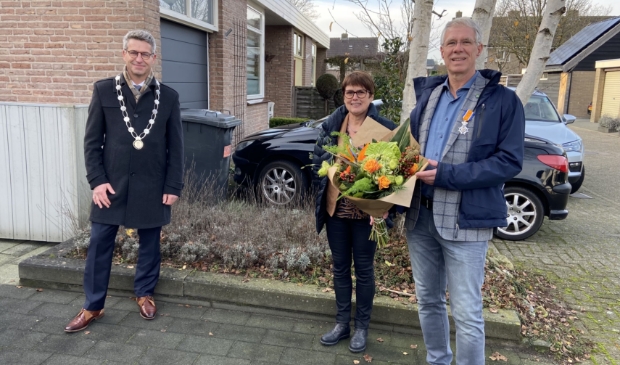 <p>Scheidend bestuurslid Kees Heijblom ontvangt op de dag van zijn officiële afscheid van Rivas Zorggroep een koninklijke onderscheiding uit handen van burgemeester Heijkoop. Kees Heijblom mag zich nu Ridder in de Orde van Oranje-Nassau noemen.</p>