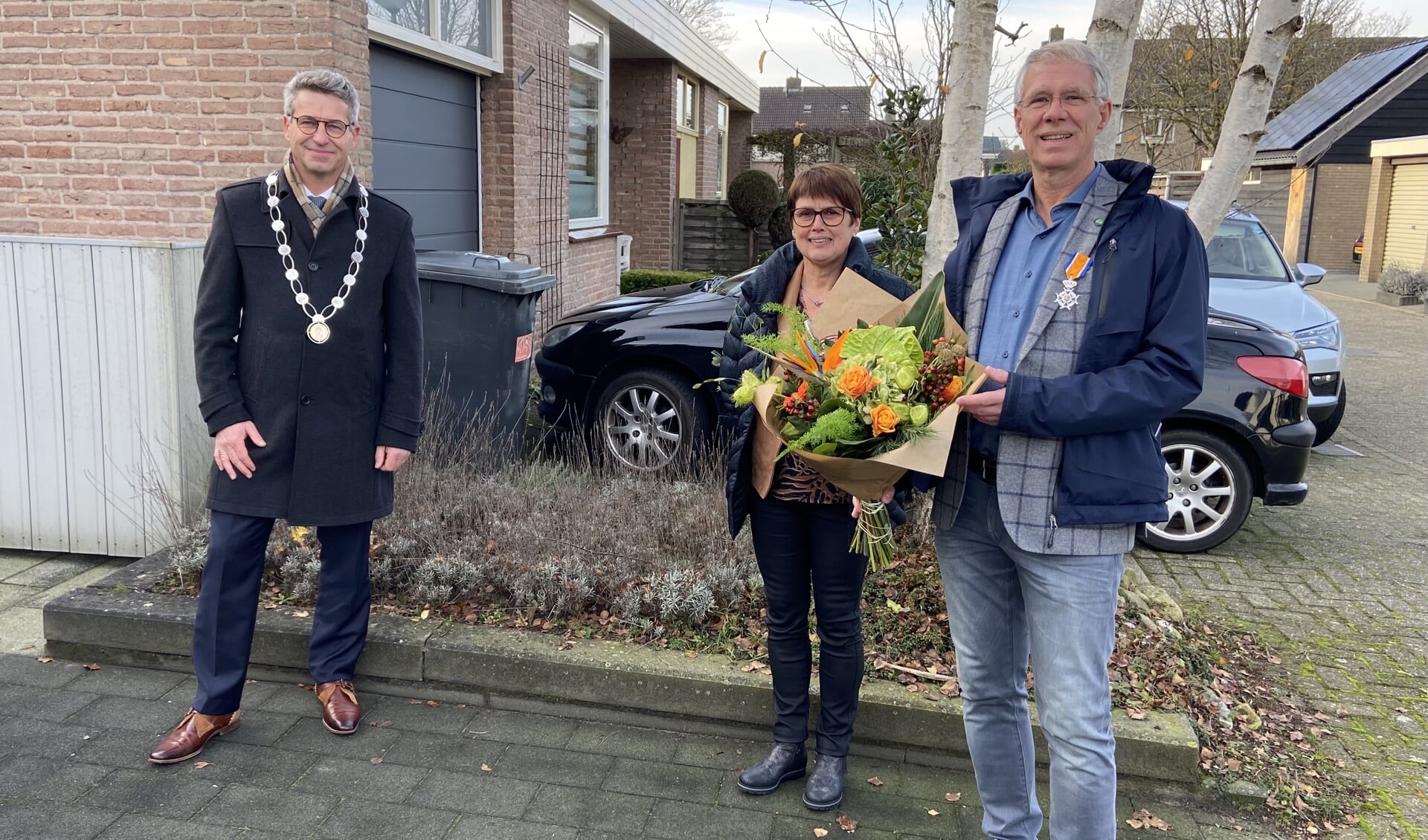 Scheidend bestuurslid Kees Heijblom ontvangt op de dag van zijn officiële afscheid van Rivas Zorggroep een koninklijke onderscheiding uit handen van burgemeester Heijkoop. Kees Heijblom mag zich nu Ridder in de Orde van Oranje-Nassau noemen.
