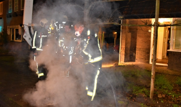 <p>Smeulende restanten werden op straat geblust door de brandweer.</p>