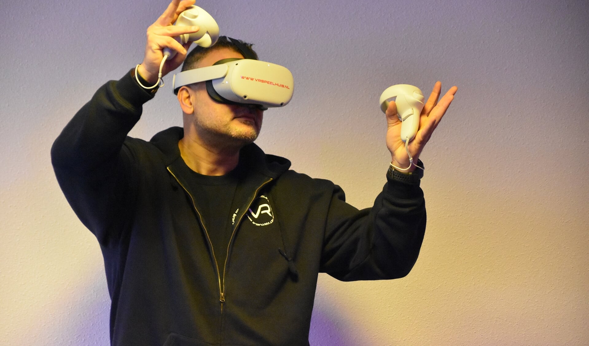 Amstelvener Badr speelt een VR-spel.