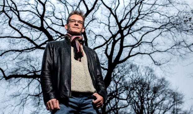<p> ,,John Visser:,,ik sta naast u, weliswaar op 1,5 meter afstand maar mijn zorg is nog steeds dichtbij.'' </p>