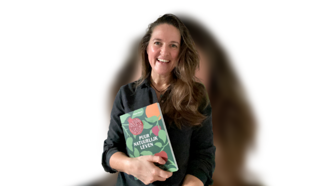 Mirjam Henzen met kookboek Puur Natuurlijk Leven