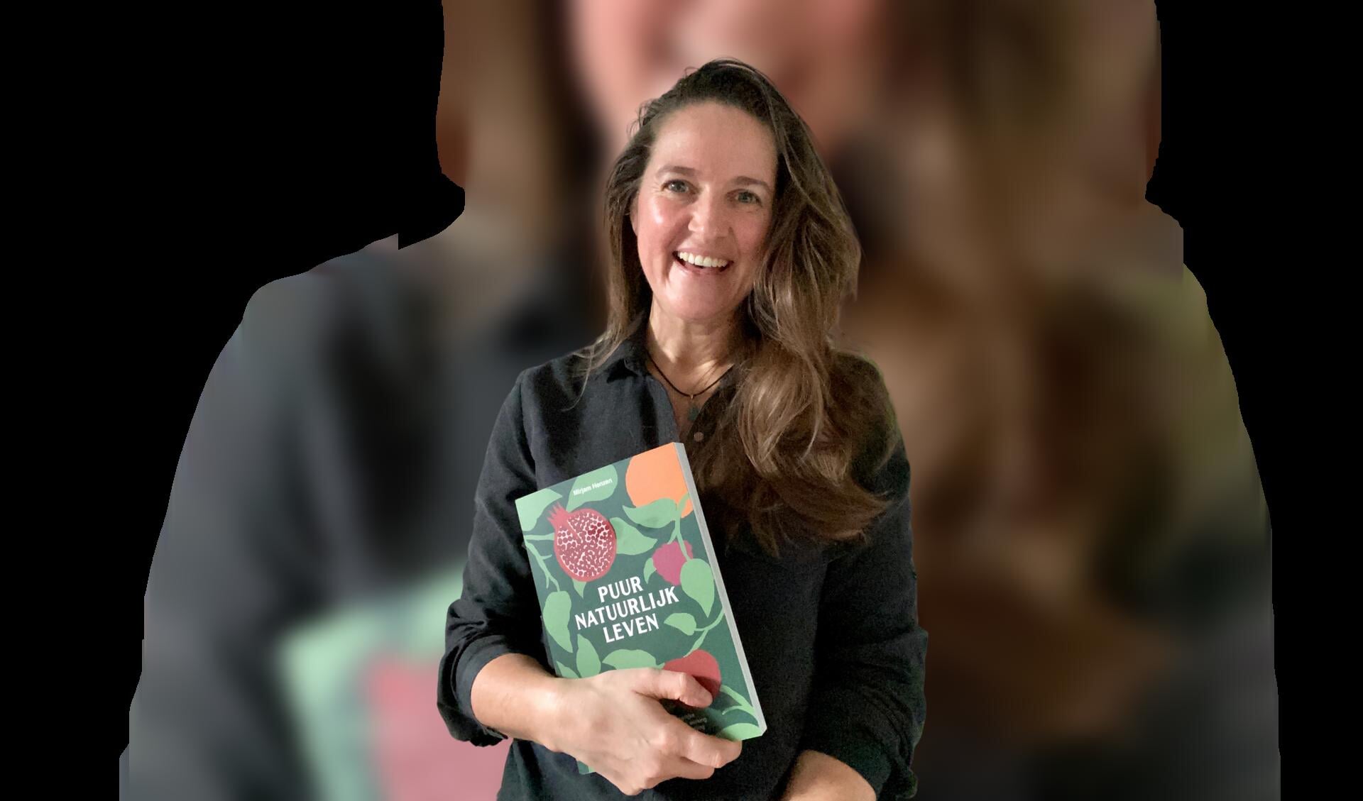 Mirjam Henzen met kookboek Puur Natuurlijk Leven